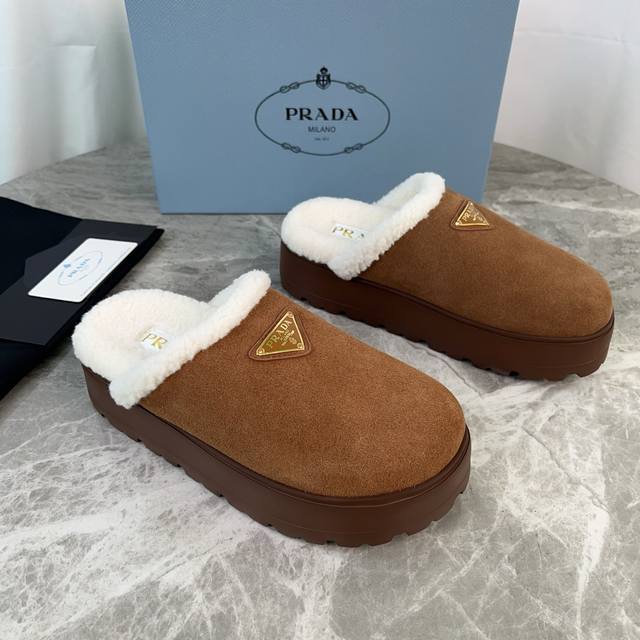 Latest P brand fleece slippers. Outer: Imported high-gloss cow suede. Lining: Im