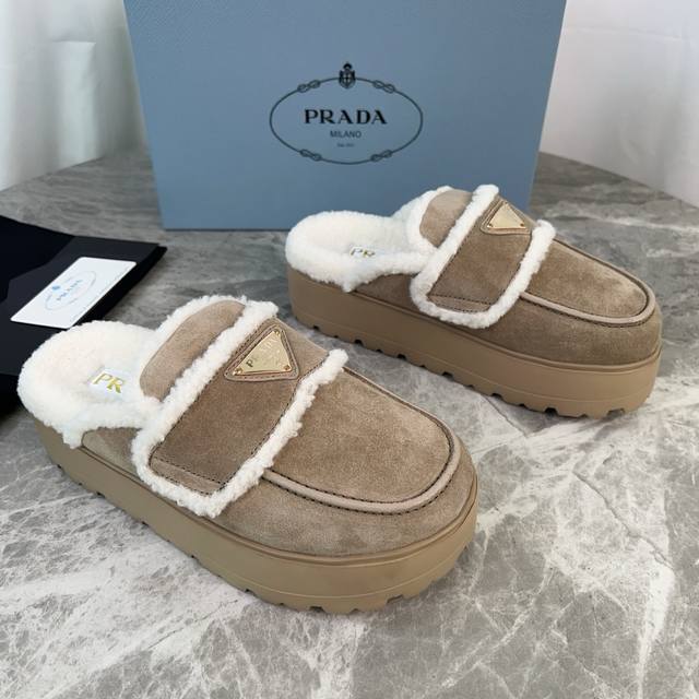 Latest P brand fleece slippers. Outer: Imported high-gloss cow suede. Lining: Im