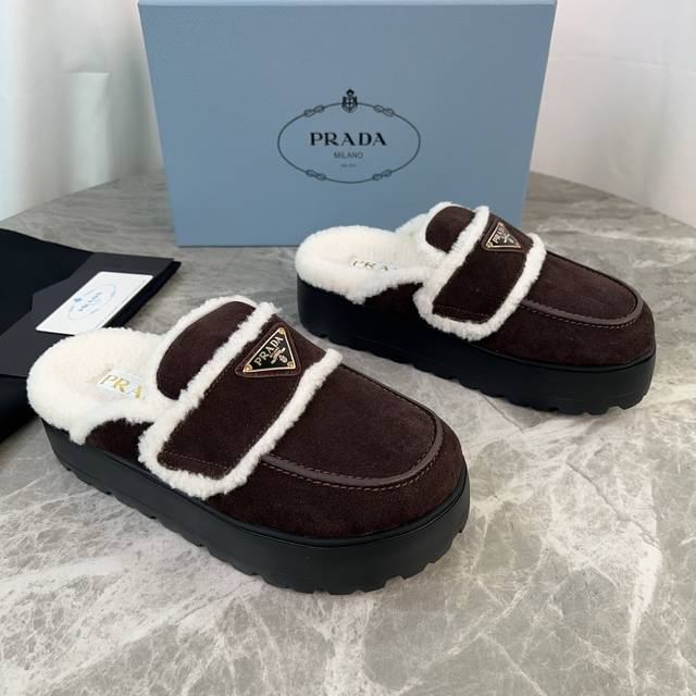 Latest P brand fleece slippers. Outer: Imported high-gloss cow suede. Lining: Im