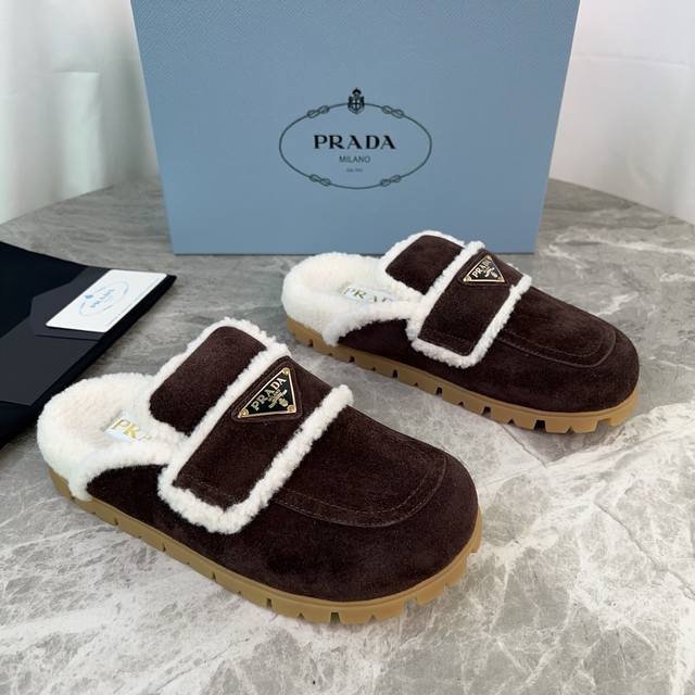 Latest P-brand fleece slippers. Outer: Imported high-gloss cow suede. Lining: Im