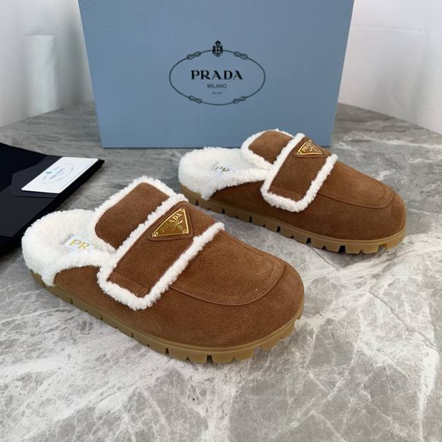 Latest P-brand fleece slippers. Outer: Imported high-gloss cow suede. Lining: Im