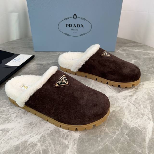 Latest P-brand fleece slippers. Outer: Imported high-gloss cow suede. Lining: Im