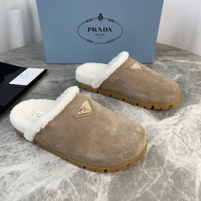 Latest P-brand fleece slippers. Outer: Imported high-gloss cow suede. Lining: Im