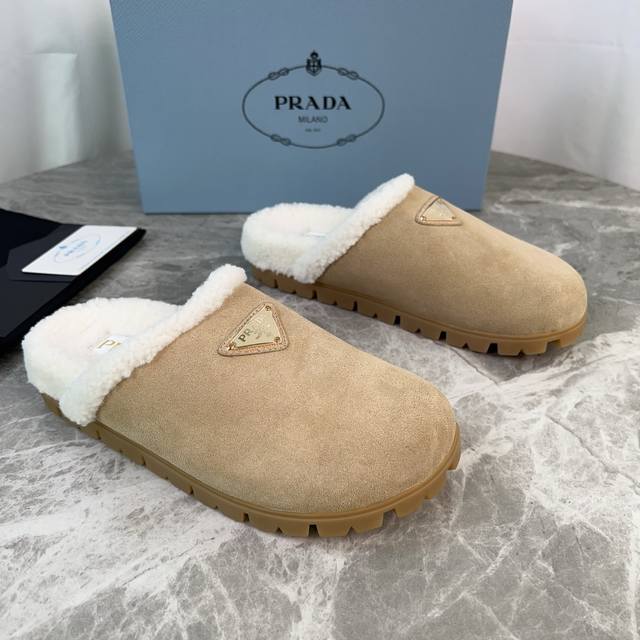 Latest P-brand fleece slippers. Outer: Imported high-gloss cow suede. Lining: Im