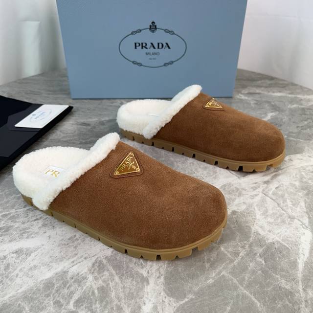 Latest P brand fleece slippers. Outer: Imported high-gloss cow suede. Lining: Im