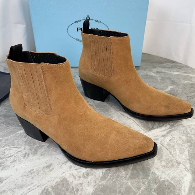 Latest P-brand model. Upper: High-gloss suede. Lining: Calfskin lining and insol