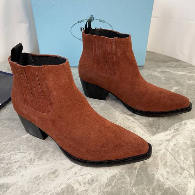 Latest P-brand model. Upper: High-gloss suede. Lining: Calfskin lining and insol