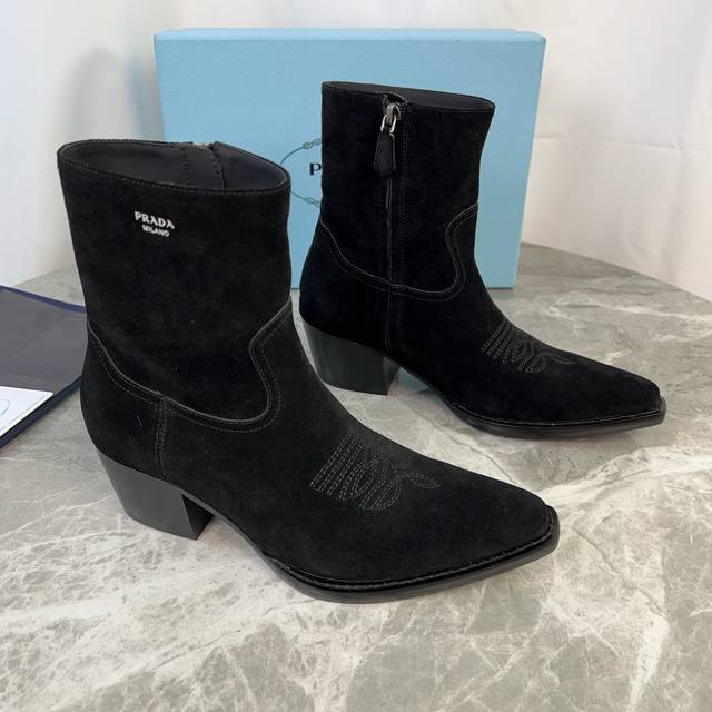 Latest model from P brand. Upper: Imported split-edge beads, high-gloss suede. L