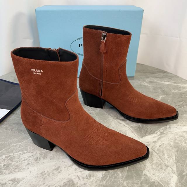 Latest P-brand shoe model. Upper: Imported split-edge beads, high-gloss cow sued