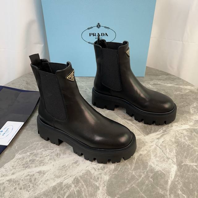 Latest P brand model. Outer: Imported split-edge beads, calfskin. Lining: Import