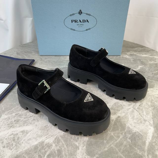 Latest P brand model. Outer surface: Imported split-edge beads, cowhide, suede.