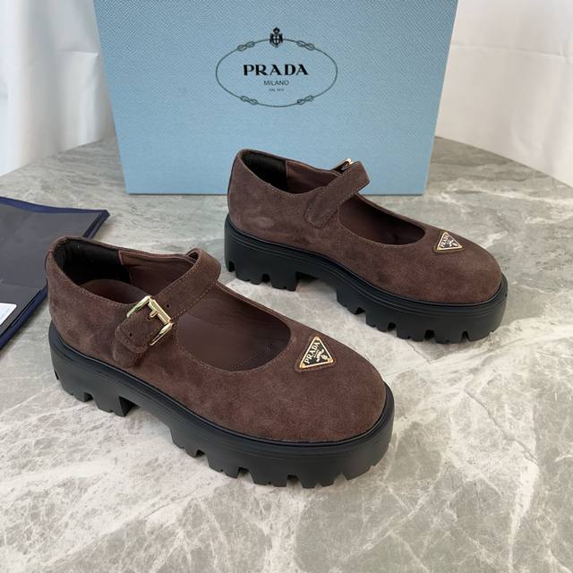 Latest P brand model. Outer layer: Imported split-edge beads, cowhide, suede. Li