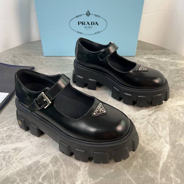 Latest P brand model. Top: Imported split-edge beads, cowhide. Lining: Extra sof