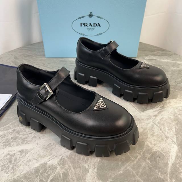 Latest P brand model. Top: Imported split-edge beads, cowhide. Lining: Extra sof