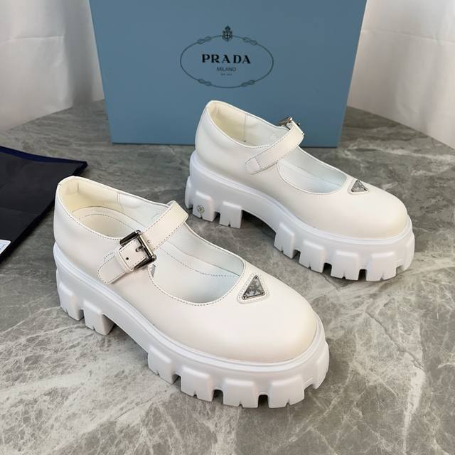 Latest P brand model. Top: Imported split-edge beads, cowhide. Lining: Extra sof