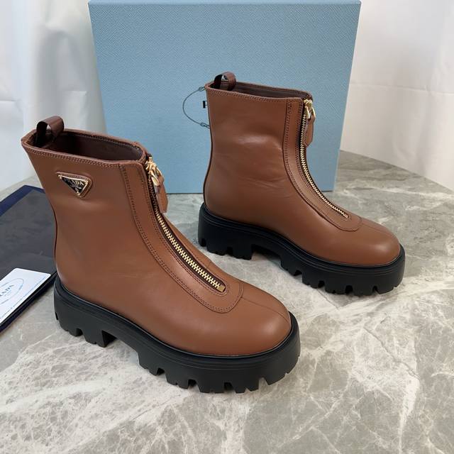 Leather upper plus 10 Latest model from (P brand) Upper: High-gloss suede, full-