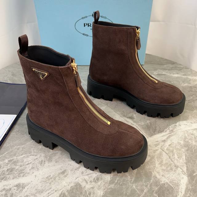 Leather upper plus 10 Latest model from P brand Upper: High-gloss suede Lining: