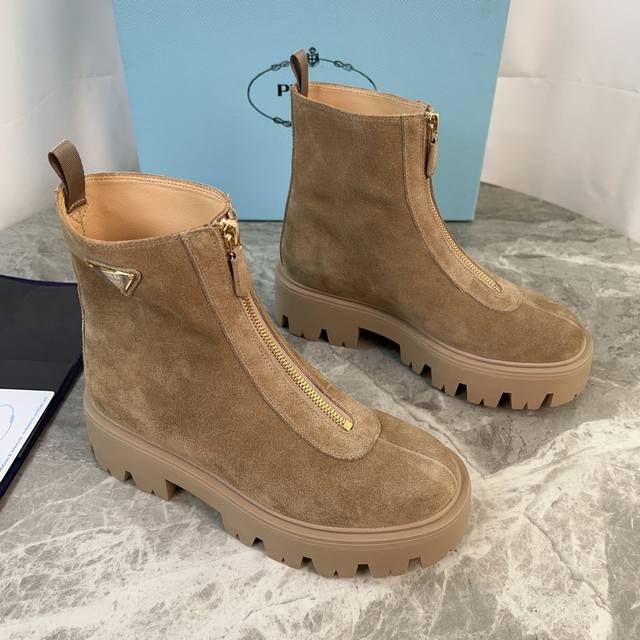 Leather upper plus 10 Latest model from (P brand) Upper: High-gloss suede Lining