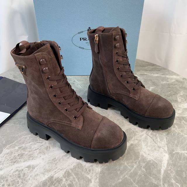 Latest P brand model. Outer: Imported full-grain cowhide, high-gloss suede. Lini