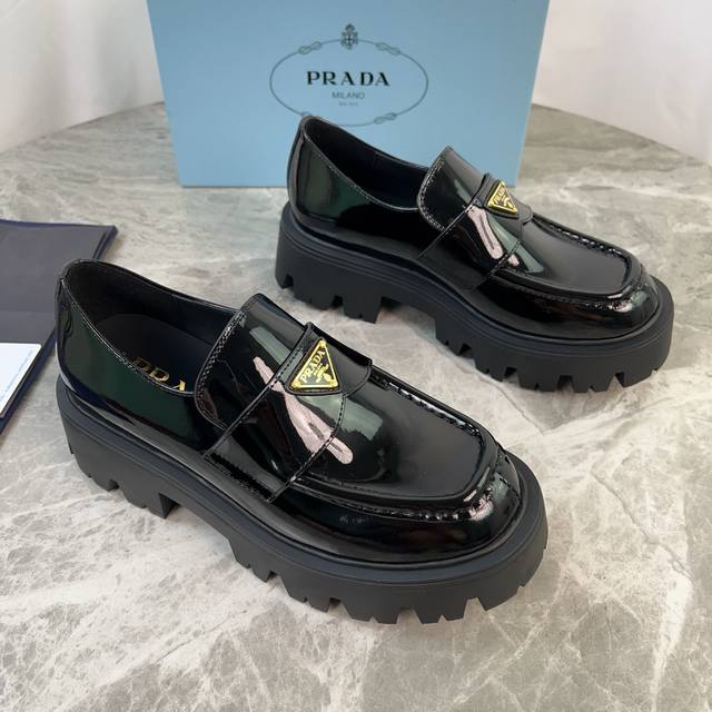 Latest P brand model. Upper: Imported split-edge beads, cow patent leather, high
