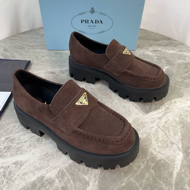 Latest P brand model. Upper: Imported split-edge beads, cow patent leather, high