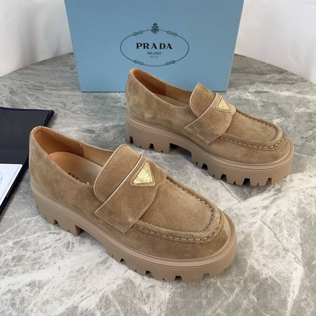 Latest P brand model. Upper: Imported split-edge beads, cow patent leather, high