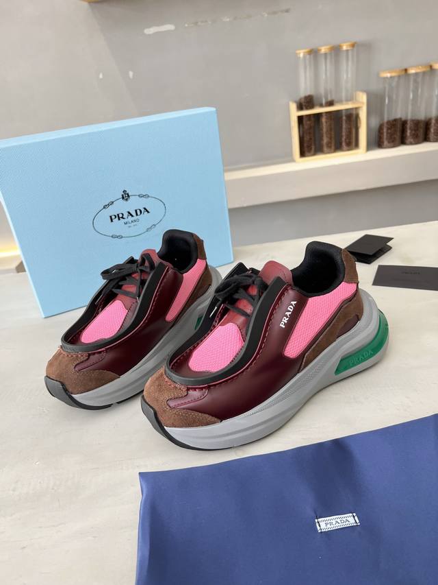 These are Pujia's autumn/winter runway sneakers. They're very lightweight and co
