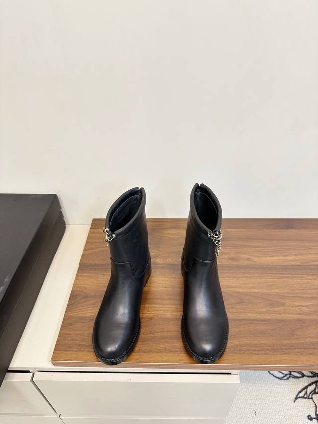 Chanel 25B Clover Chain Suede Ankle Boots. Chanel 25B chain suede ankle boots fe