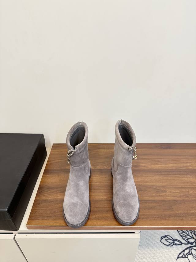 Chanel 25B Clover Chain Suede Ankle Boots. Chanel 25B chain suede ankle boots fe