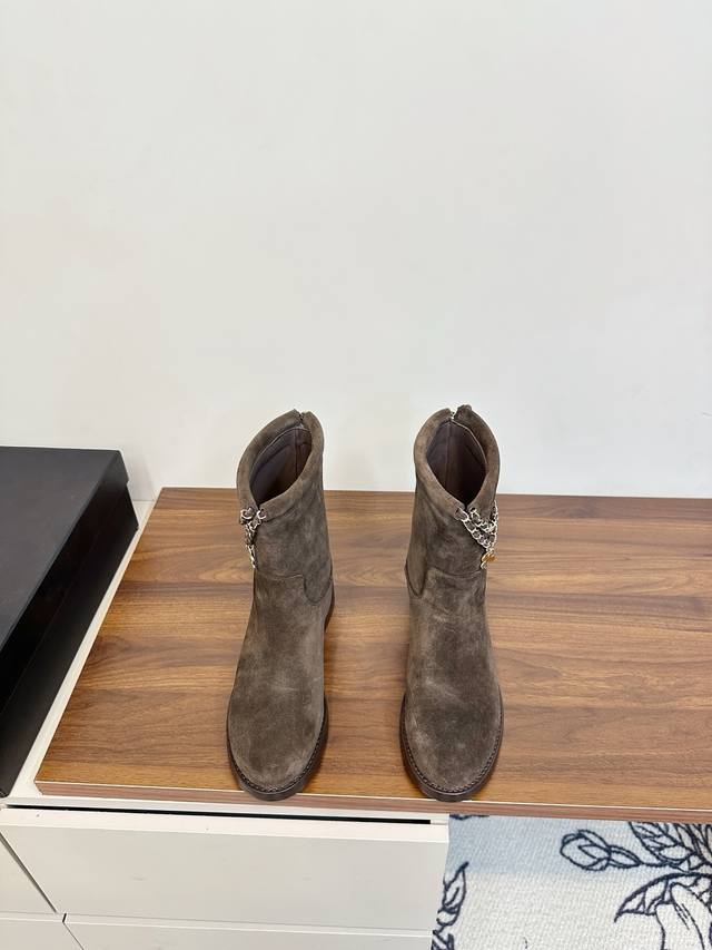 Chanel 25B Clover Chain Suede Ankle Boots. Chanel 25B chain suede ankle boots fe