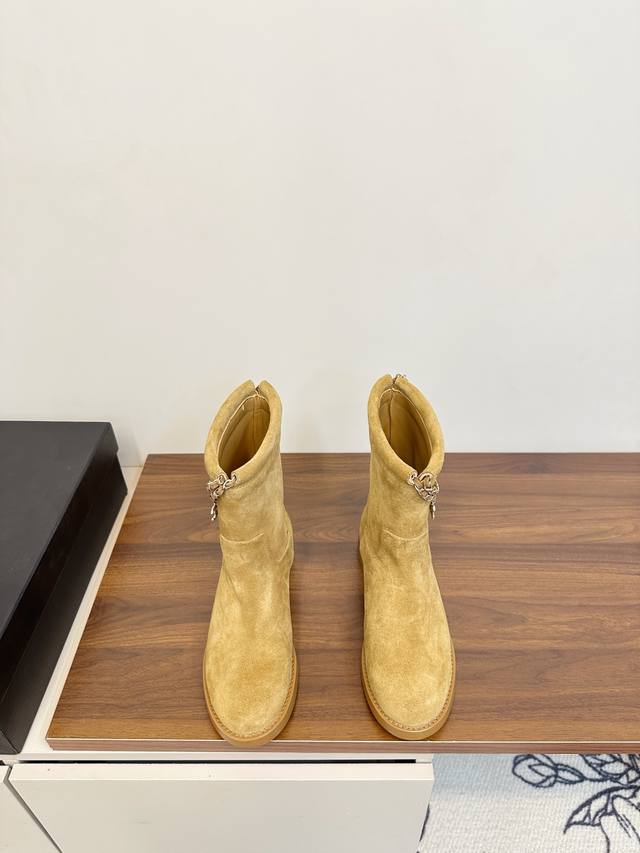 Chanel 25B Clover Chain Suede Ankle Boots. Chanel 25B chain suede ankle boots fe