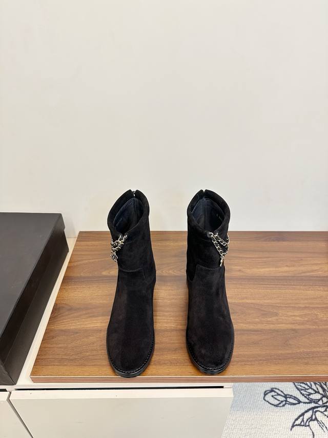 Chanel 25B Clover Chain Suede Ankle Boots. Chanel 25B chain suede ankle boots fe