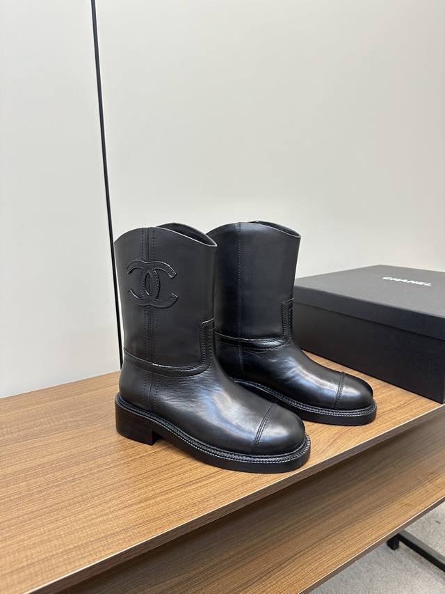 Chanel * Autumn/Winter New Arrival Short Boots 660 These riding boots are truly