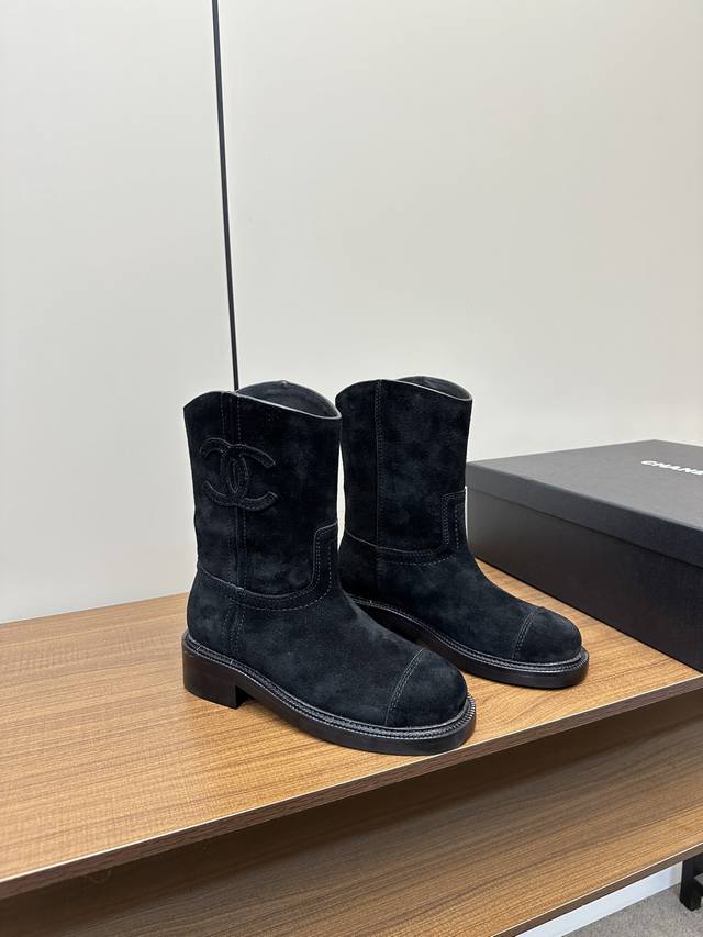 Chanel * Autumn/Winter New Arrival Short Boots 660 These riding boots are truly