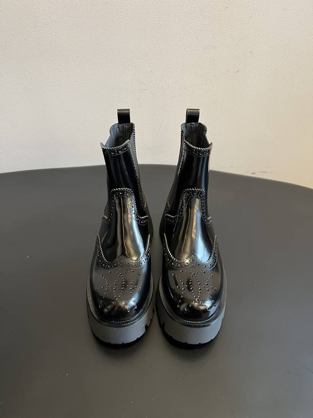 Top Quality Alexander Wang 25Ss Brogue Chelsea Boots. Combining traditional brog