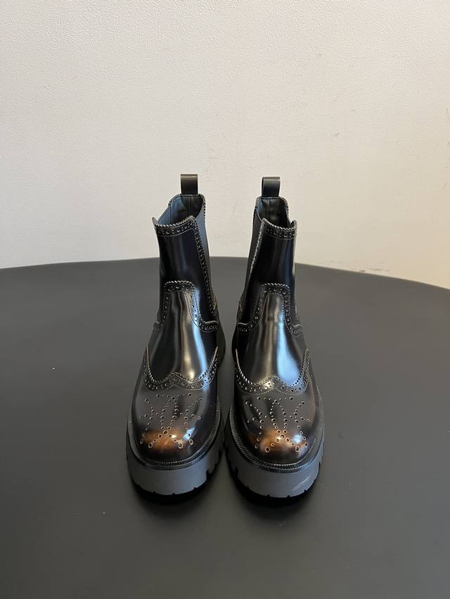 Top Quality Alexander Wang 25Ss Brogue Chelsea Boots. Combining traditional brog