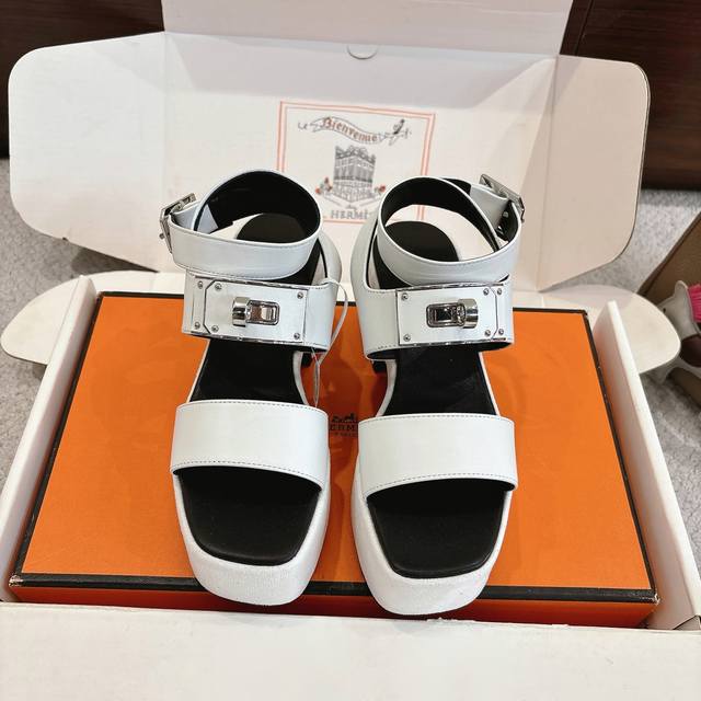 Factory Price P Hermes Lola 35 Sandals, stylish and versatile, paired with Kelly