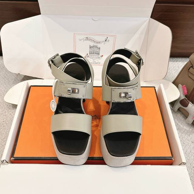 Factory Price P Hermes Lola 35 Sandals, stylish and versatile, paired with Kelly