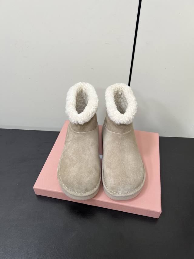 Miumiu25Fw Deck Shoes Snow Boots This is a snow boot available in light beige an