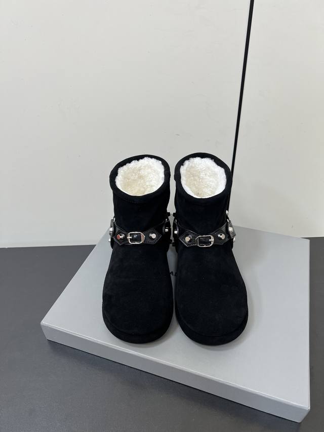 Balenciaga's latest ski boots. Authentic product purchased for RMB 12,570. Devel