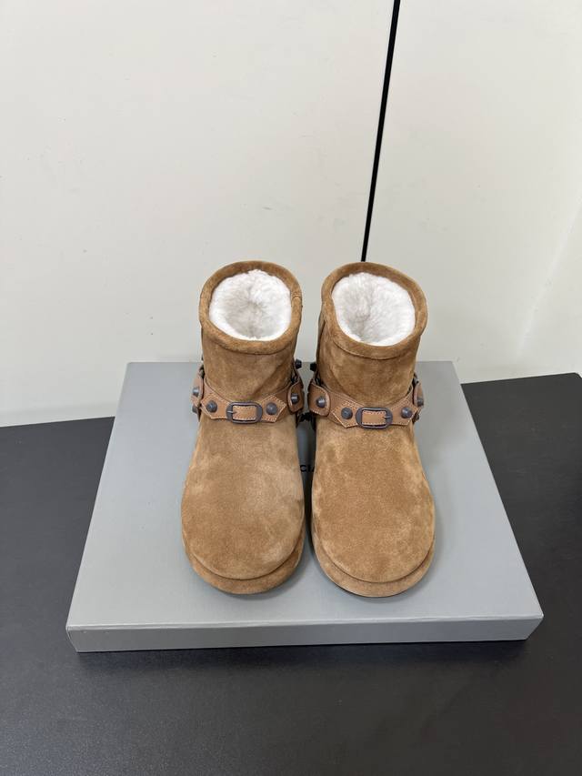 Balenciaga's latest ski boots. Authentic product purchased for RMB 12,570. Devel