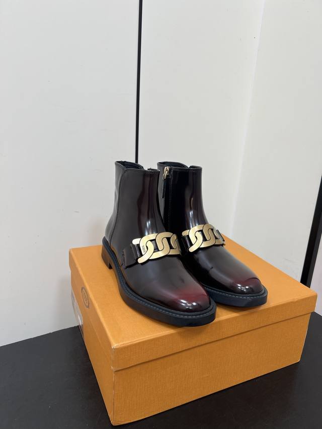 Tods 2025 Aw New Side Zipper Ankle Boots! If you've always loved ankle boots, yo
