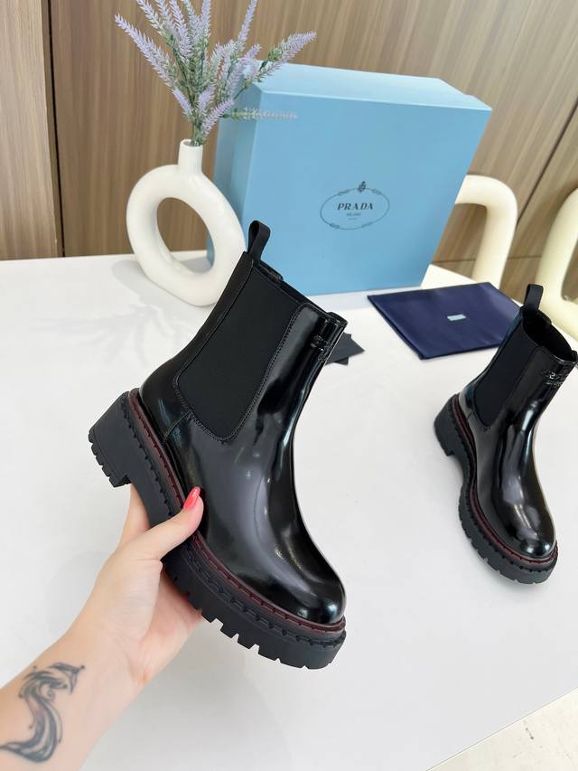 Prada Wa Fall/Winter New Classic Martin Boots. Versatile style with a thick sole