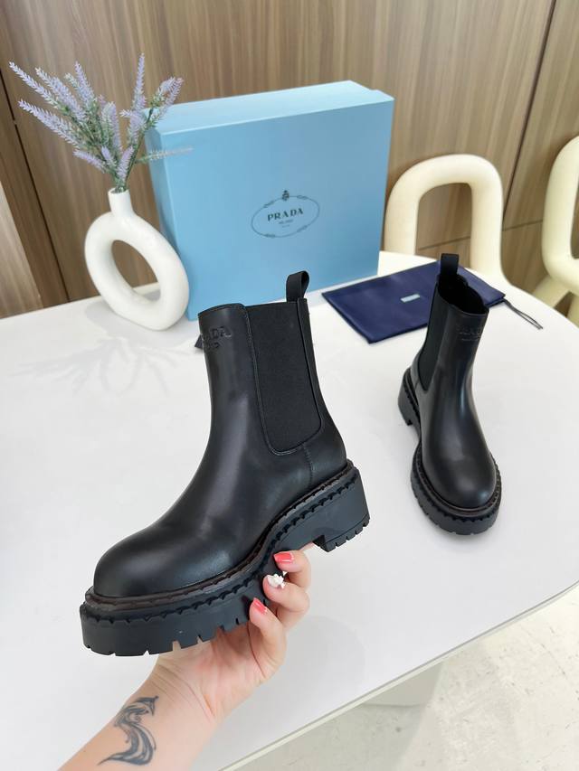 Prada Wa Fall/Winter New Classic Martin Boots. Versatile style with a thick sole