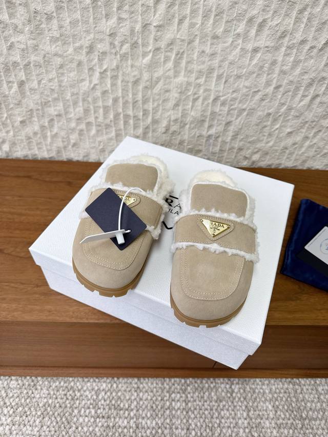 G292 Prada 25Ss Autumn/Winter New Triangle Logo Furry Slippers These sneakers co