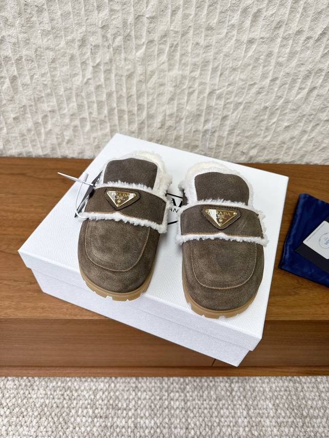 G292 Prada 25Ss Autumn/Winter New Triangle Logo Furry Slippers These sneakers co