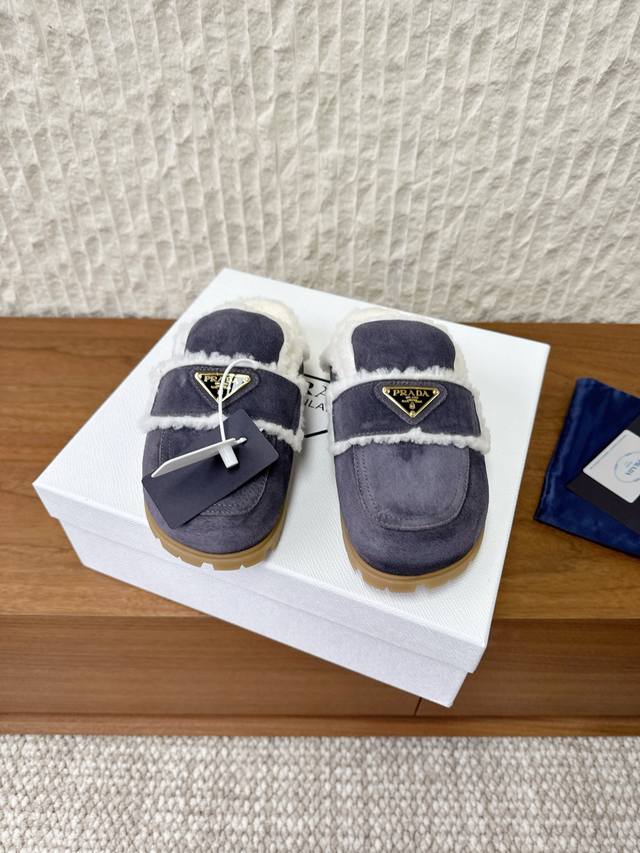 G292 Prada 25Ss Autumn/Winter New Triangle Logo Furry Slippers These sneakers co