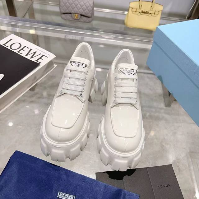 Factory Price: This novel and avant-garde lace-up shoe embodies the dualistic co