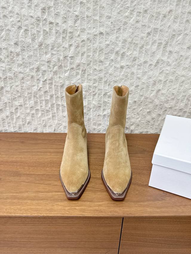 Niu Jing G299 Celine 25Ss Autumn/Winter New Retro Chunky Heel Chelsea Pointed To Niu Jing G299 Celine 25Ss Autumn/Winter New Retro Chunky Heel Chelsea Pointed To