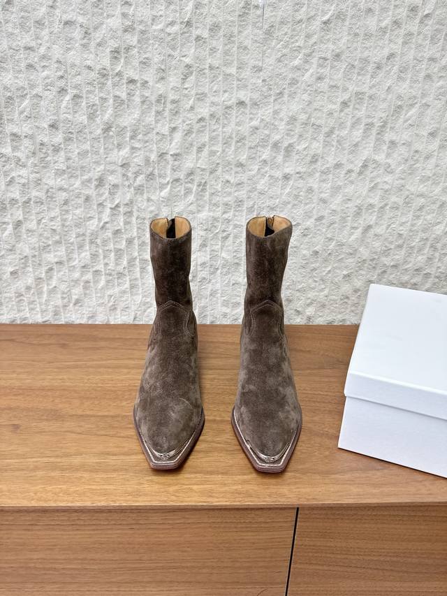 Niu Jing G299 Celine 25Ss Autumn/Winter New Retro Chunky Heel Chelsea Pointed To Niu Jing G299 Celine 25Ss Autumn/Winter New Retro Chunky Heel Chelsea Pointed To